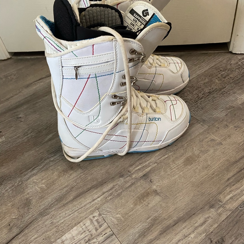 Women’s snowboarding boots